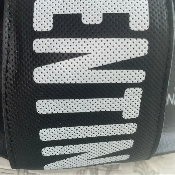 VALENTINO SLIDES ๐ - Picture 3 of 5